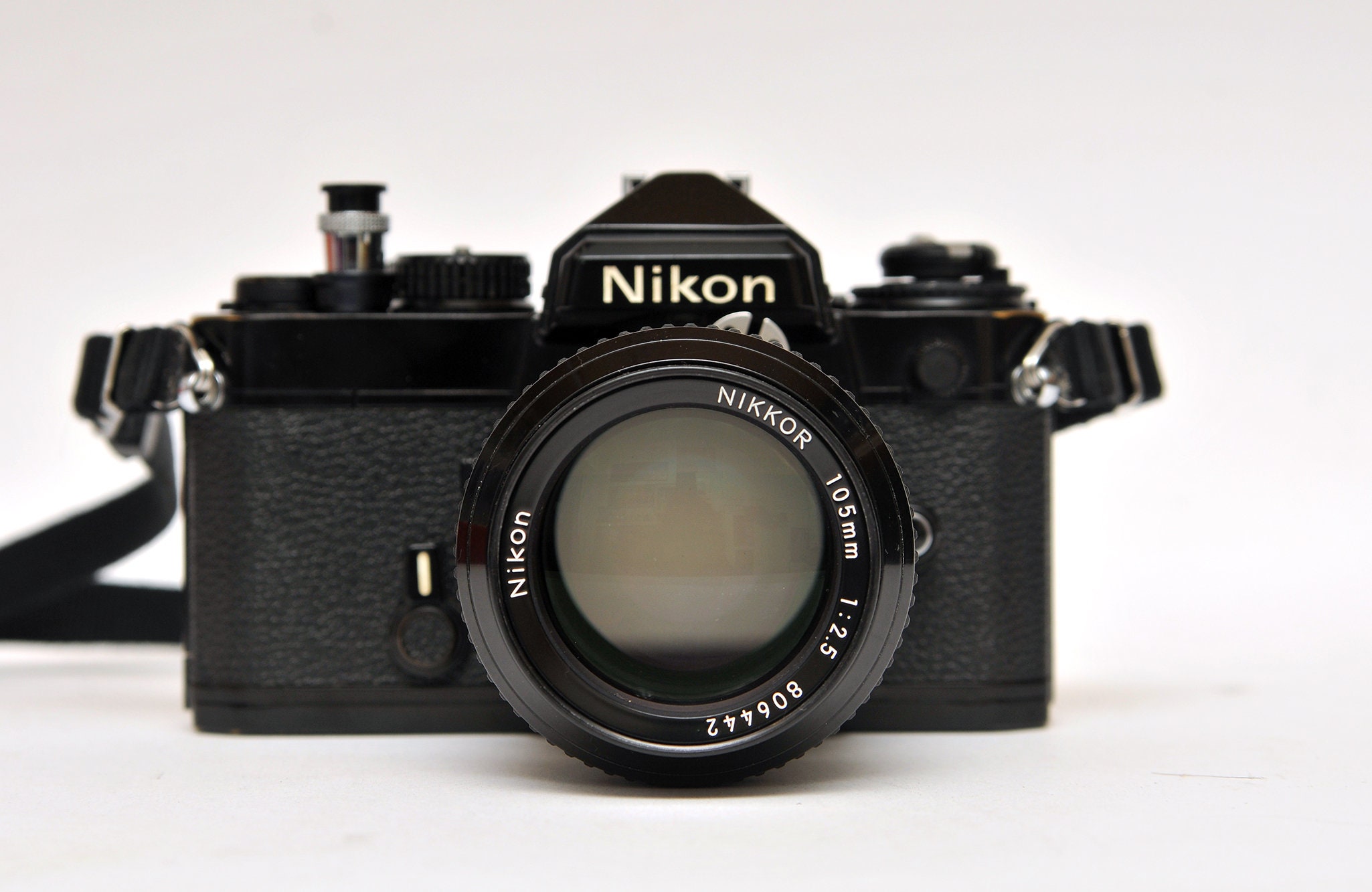 M6416 Nikon FE / NIKKOR 105mm 1:2.5 一眼レフ Nikon FE Nikkor With 105mm 1:2.5 Lens Vintage SLR Camera