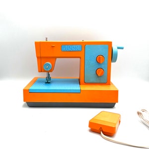 1970er Jahre Spielzeug Nähmaschine Vintage in der Nähe mint orange hellblau Nähmaschine Geschenk Mädchen Idee Детская вейная манана леся