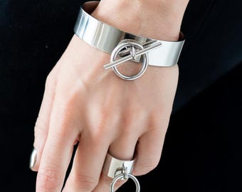 Pulsera ancha abierta con barra en T colgante y dije de anillo: brazalete ajustable de acero inoxidable