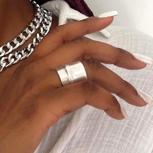 Anello a fascia in argento antico extra lungo • Anello geometrico spesso e regolabile • Anello impilabile con design ondulato irregolare • Gioielli AnAngelsHug