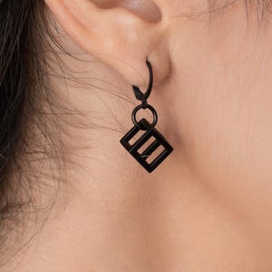 マットブラックキューブイヤリング• ミニマルな小さなダングルイヤリング• 上品なドロップイヤリング• ロックスタイルの幾何学的イヤリング AnAngelsHug• 誕生日プレゼント