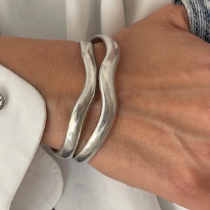 Bracelet manchette ouvert ondulé en argent antique • Bracelet manchette abstrait en argent robuste • Manchette minimaliste incurvée lisse • Bracelet courbé • par AnAngelsHug