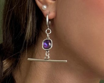 Pendientes de aro largos con barra en T de Swarovski: cristal DeLite burdeos o azul claro.