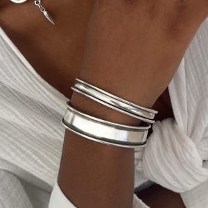 調節可能なスタッキングシルバーカフブレスレット• アンティークシルバーユニセックスオープンカフ• AnAngelsHugのパンクロックスタイルワイドブレスレット• 誕生日プレゼントに最適