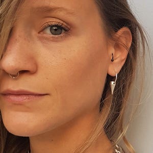 Pendientes de plata con péndulo y pincho para mujer estilo rockero • Delicados pendientes colgantes de plata • Aros pequeños y vanguardistas con pinchos de AnAngelsHug • Un regalo para ella