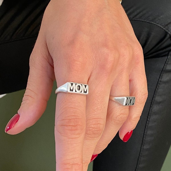 Zilveren nieuwe moeder open ring • vierkante moeder ring • Signet moeder ring • Geo moeders ring • gegraveerde moeder ring • moeder cadeau door een engelen knuffel • Moederdag cadeau