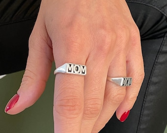 Bague ouverte en argent pour nouvelle maman • Bague pour maman carrée • Chevalière pour maman • Bague pour maman géo • Bague pour maman avec gravure • Cadeau pour maman par un ange • Cadeau pour la fête des Mères