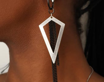 Pendientes de aro medianos con cadena larga en forma de rombo grande y llamativo en negro: estilo punk rock geométrico y ligero.