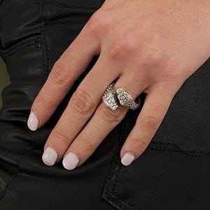 Oxidierter Silber Schlangenköpfe Wickelring • gewagter verstellbarer Schlangen Ring • Gravierter Reptil Unisex Ring • Tier Themen offener Ring von AnAngelsHug