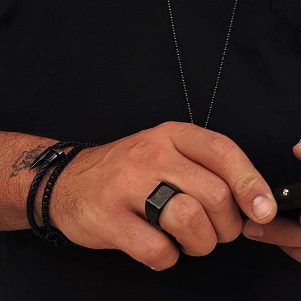 Anillo de sello negro azabache para hombre • Anillo liso de acero inoxidable negro brillante • Anillo cuadrado unisex para el dedo meñique • Anillo minimalista de banda negra de AnAngelsHug