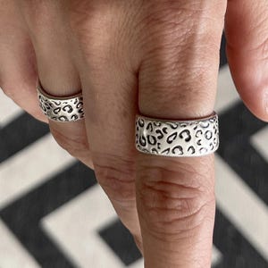 Anello regolabile in argento con motivo leopardato • Anello a fascia con stampa animalier • Anello aperto brutalista • Anello importante impilabile di AnAngelsHug • Regalo di compleanno