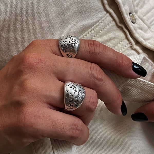 Antique silver engraved floral bold ring, adjustable flower patterns dome ring, open rustic silver vintage style ring, thick womens ring