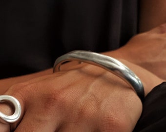 Geschmolzenes antikes Silberarmband, abstraktes Armband aus massivem Silber, minimalistische Manschette im Rock-Stil, Silbermanschette im Uno de 50-Stil, Geschenk für Frauen
