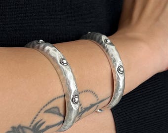Brazalete abierto étnico martillado con puntos: Brazalete ajustable de estilo vintage chapado en plata de ley