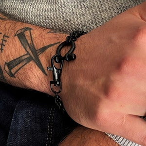 Bracelet mousqueton noir pour homme audacieux • Bracelet chaîne Rolo noir avec manille tendance • Bracelet double chaîne par AnAngelsHug • Cadeau d&#39;anniversaire