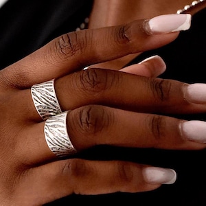 Anillo abierto con estampado de cebra llamativo • Anillo moderno con textura animal en plata antigua • Anillo estilo roca apilable • Anillo de banda ancha unisex de AnAngelsHug