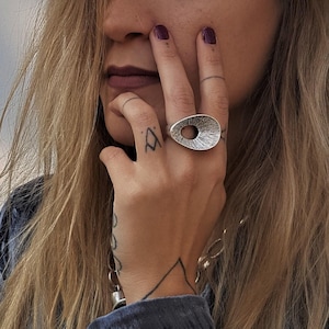 大胆な抽象彫刻的なステートメントリング：調節可能なアンティークスターリングシルバーメッキ