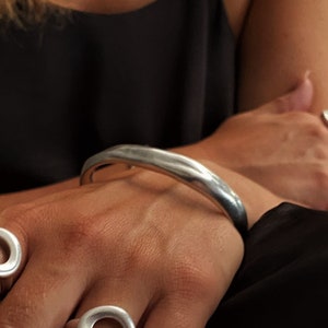 Brazalete de plata antigua fundida • Brazalete abstracto de plata maciza • Brazalete estilo rock minimalista • Brazalete de plata de AnAngelsHug • Regalo para mujer