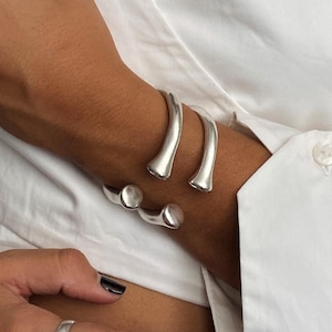 Bracciale africano vintage pesante e possente in osso, bracciale rigido massiccio in argento antico, bracciale oversize con texture martellata, bracciale rigido aperto a fila spessa