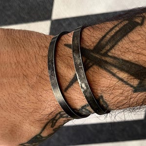 Distressed Edelstahl dunkelgrau offene Armspange: Unisex Minimal oxidierter verstellbarer Armreif