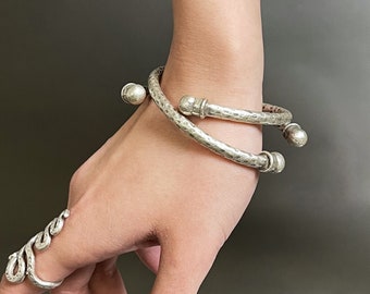 Manchette dynamométrique en argent antique • Bracelet ouvert martelé • Bracelet épais en argent foncé • Manchette ajustable de style urbain par AnAngelsHug • Cadeau pour petite amie