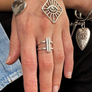 Bague ethnique double bande barre verticale, bague grainée argent antique, bague ouverte réglable tous les jours, manchette géométrique empilable, cadeau pour elle