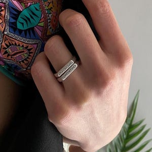 Rechteckiger Siegelring mit Pfeil Gravur, stapelbar, Größe verstellbar von 16 - 19 cm