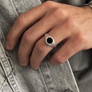 Chevalière noire vintage réglable pour homme • Bague tendance en argent antique émaillé noir • Bague auriculaire unisexe ouverte Un câlin d'ange • Cadeau d'anniversaire