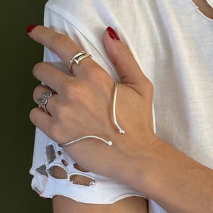 Sterling verzilverde manchet handpalmarmband, open draad sierlijke palmarmband, dames eigentijdse verstelbare omslag palmmanchet, cadeau voor haar