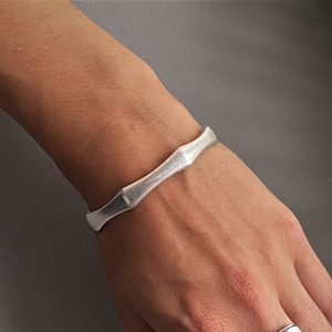 Minimal Silber geometrisches Armband, eckiges stapelbares Armband, spitzes offenes Armband, Geschenk für sie, Torque Armband