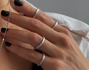 Delicato anello con perline sopra le nocche, anello a fascia midi con punti delicati, anello da mignolo moderno ed elegante, anello chevalier minimale in argento antico