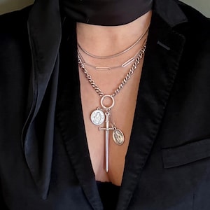 Collana girocollo regolabile a tre fili in argento, collana multicatene con anello a O e monete religiose, pendente a spada lariat audace, collana girocollo tagliente e tagliente