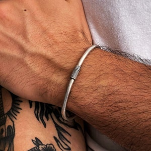 Antiekzilveren lentearmband manchet• Verstelbaar massief dagelijks herenmanchet• Uniseks noodlijdende armband van AnAngelsHug• Cadeau voor hem
