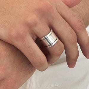 Zilveren brede ring• Bandring heren• Zilveren manchetring• Uniseks ring• Verstelbare manchetring• Uno De 50-stijl• van AnAngelsHug• Vriendjecadeau