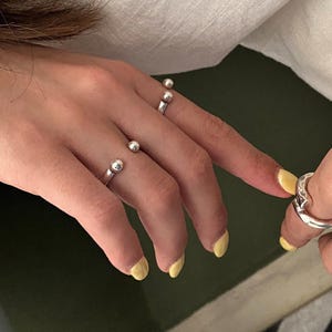 Anillo unisex de doble bola, anillo con extremos de bola, anillo de lucio, anillo de banda, anillo de puño ajustable, anillo abierto fino, anillo minimalista, anillo apilable, idea de regalo