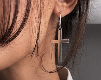 Orecchino a cerchio grande con croce in argento, orecchino pendente con croce minimalista, cerchio con croce delicato, orecchino a croce lungo e lucido, cerchio con croce semplice e liscio