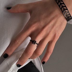 Matzwarte ring met verstelbare staven, stapelbare damesring, moderne geometrische zwarte ring, zwarte ring met parallelle staven, zwarte sieraden, cadeau voor haar