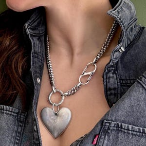 Collana a catena cubana con cuore oversize, catena da collo contemporanea con moschettone a S, ciondolo a cuore con doppio anello a O e chiusura a scatto, idea regalo