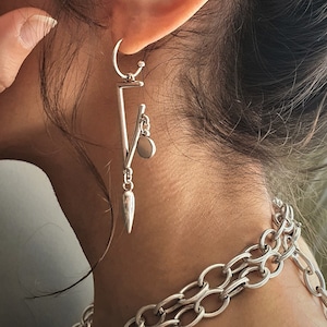 Longues boucles d&#39;oreilles pendantes tendance • Créoles pointues • Boucles d&#39;oreilles avant-gardistes en plaqué argent • Boucles d&#39;oreilles rock moderne • Grandes boucles d&#39;oreilles Spike • par AnAngelsHug