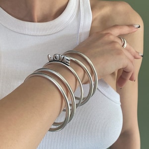 Brazalete de plata con diseño de amor liso en 3D • Pulsera con letras de amor • Conjunto de brazaletes gruesos y llamativos • Brazalete de San Valentín • Brazaletes minimalistas apilables de AnAngelsHug