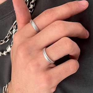 Anello da uomo minimalista a fascia sottile • Anello con linee in argento anticato • Anello impilabile semplice da uomo • Anello nuziale in stile rock alternativo • di AnAngelsHug