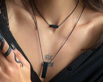 ブラックの逆三角形ネックレス：幾何学模様のユニセックスジュエリー