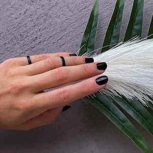 Bague d'articulation noire, bague chevalier, anneau auriculaire simple, anneau d'orteil plat noir, anneau empilable, au-dessus de l'anneau d'articulation, cadeau pour petite amie