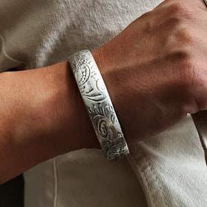 Vintage style flowers metal wristband, rustic solid silver plated open cuff, antique silver engraved floral pattern staked bracelet, gifts