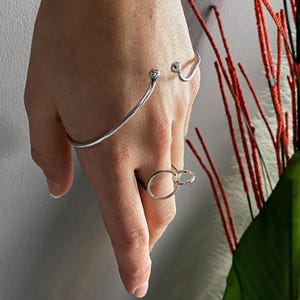 Anello con cerchi cablati in stile minimal urbano • Anello con finitura a specchio geometrica casual • Anello con interfaccia lucida impilabile per tutti i giorni di AnAngelsHug