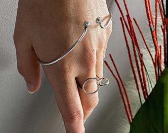 Minimal Interlocking Silver Loop Ring: Unique Geometrical Dainty Band