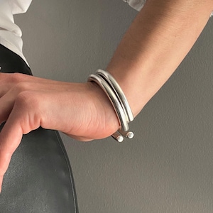 Massives versilbertes offenes dickes Manschettenarmband, mutige silberne glatte Manschette, klobiges Armband, mutiges schweres Torque-Armband, Weihnachtsgeschenke