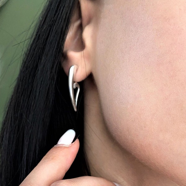 Minimal sharp heart earrings, modern silver love earrings, pointy solid heart earrings, asymmetrical heart earrings, girlfriends gift idea