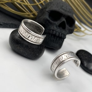 Anillo ancho de plata antigua para hombre • Anillo de puño antiguo de dos líneas • Anillo abierto unisex con arañazos de rock moderno • Anillo estilo bohemio • De AnAngelsHug