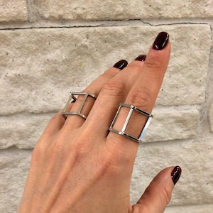 Antiekzilveren sculpturale vierkante kooiring: maat 7 1/4 US